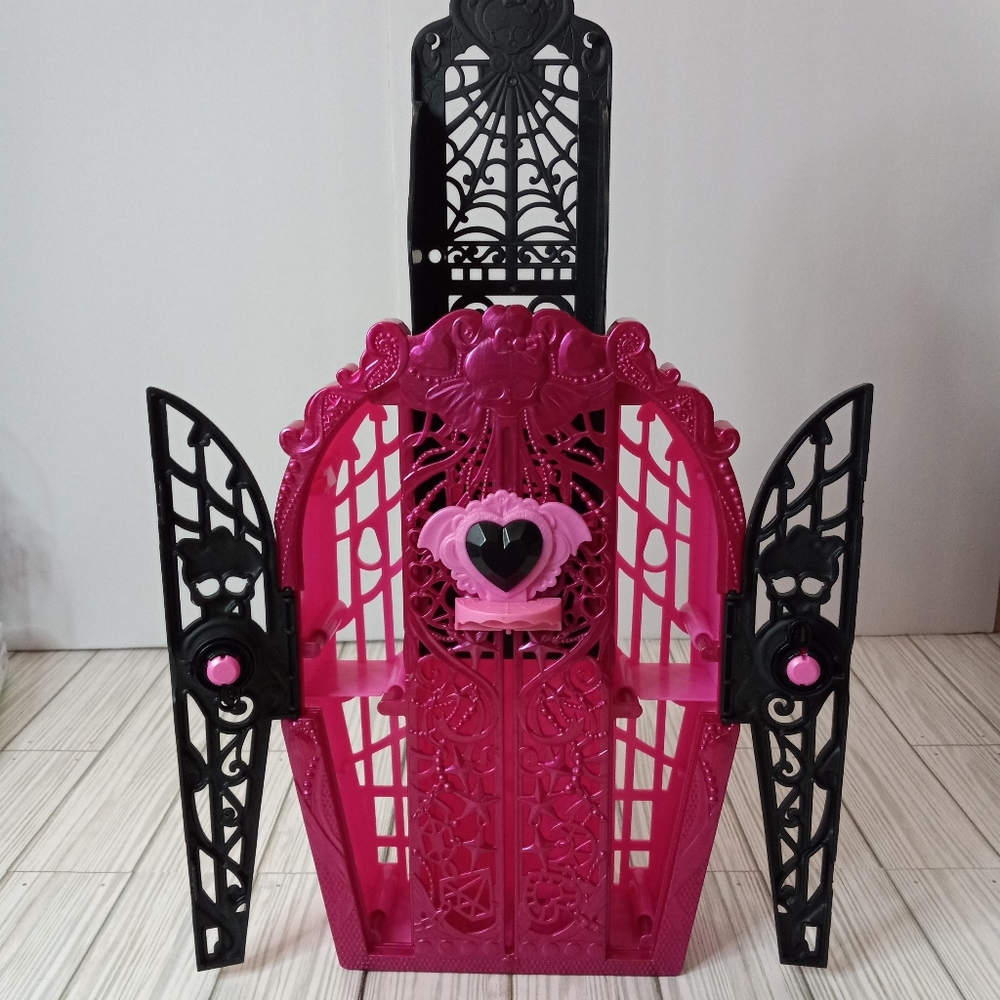 Monster High Draculaura Wardrobe Closet - Picture 2 of 10